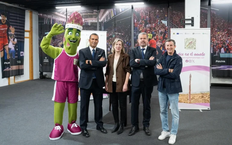 Triguerín, la mascota del Espárrago de Huétor Tájar, posando con representantes de la IGP y la Fundación CB Granada.