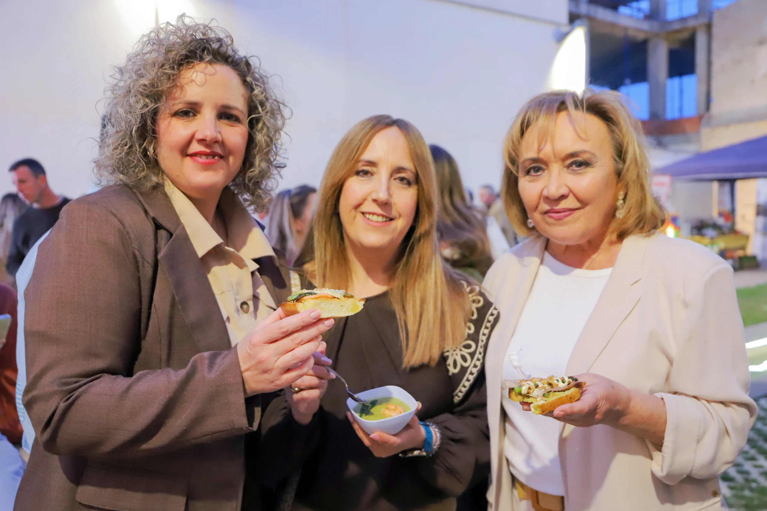 Tres mujeres disfrutando de tapas elaboradas con Espárrago de Huétor Tájar.