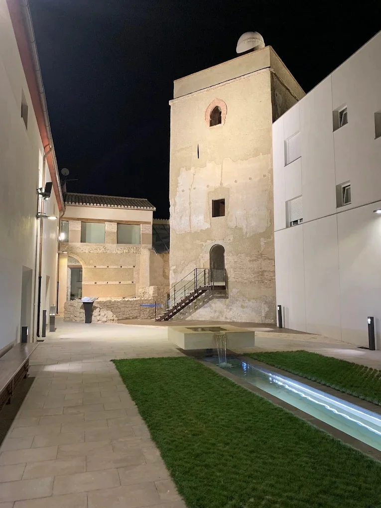 Vista nocturna iluminada de El Torreón en Huétor Tájar, escenario de las Jornadas de la IGP Espárrago.