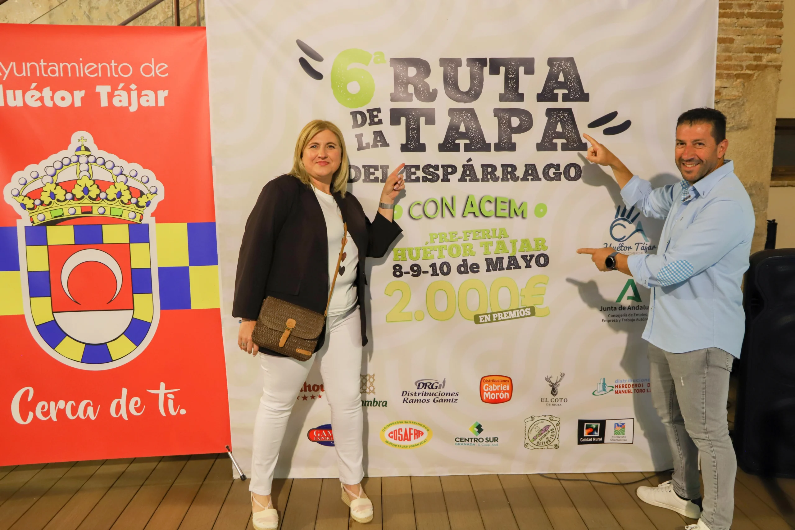 Asistentes posando junto al cartel de la 6ª Ruta de la Tapa del Espárrago.