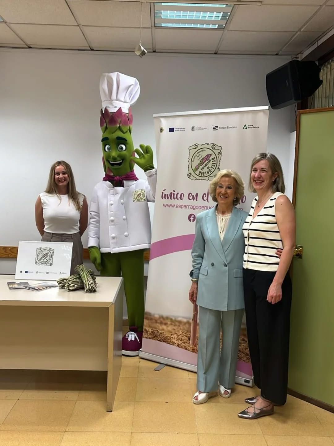 Jornada de la Asociación de Mujeres Grupo Motor de La Chana con la directiva de la IGP Espárrago de Huétor Tájar y la mascota Triguerín.