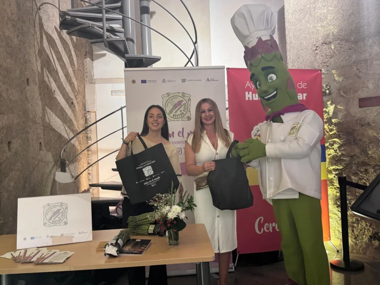 Representantes de la IGP Espárrago de Huétor Tájar junto a la mascota oficial en las VI Jornadas Orgullo de Nuestra Tierra.